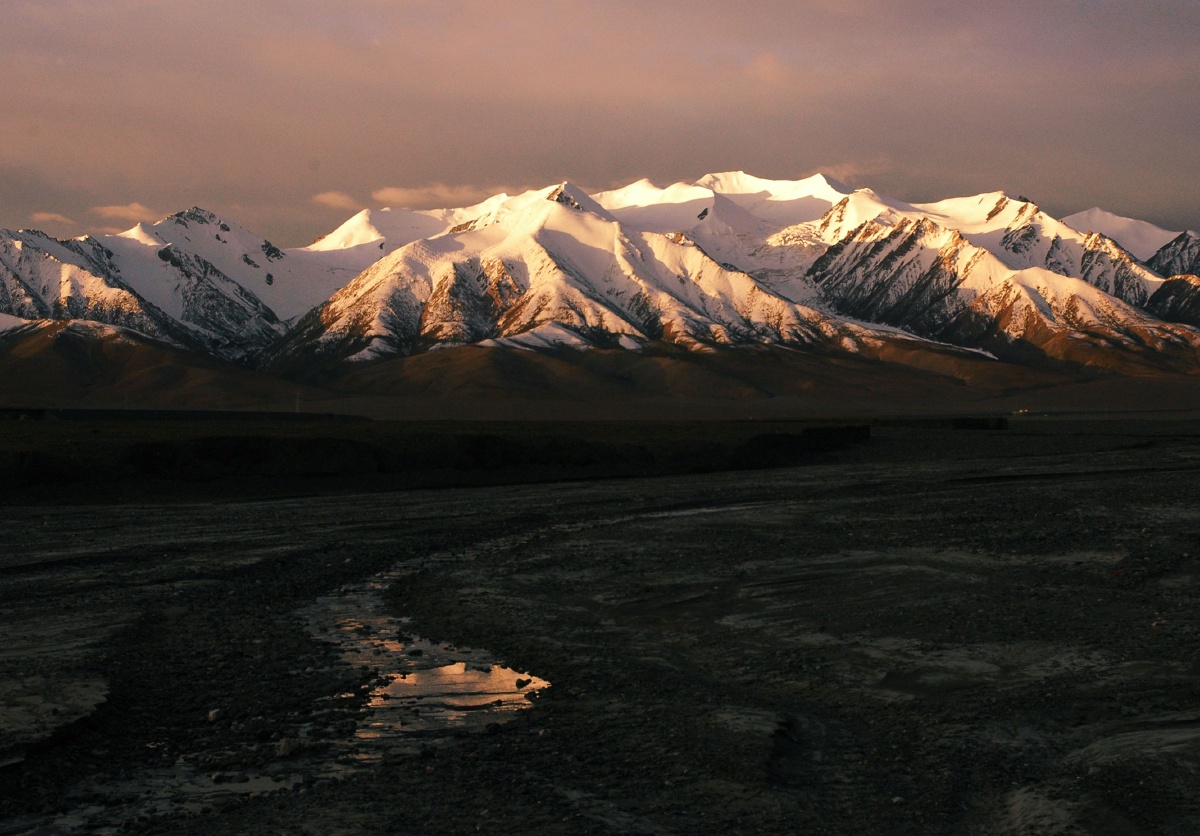 玉珠峰又称可可赛极门峰海拔6178米是昆仑山东段最高峰位于青海格尔木
