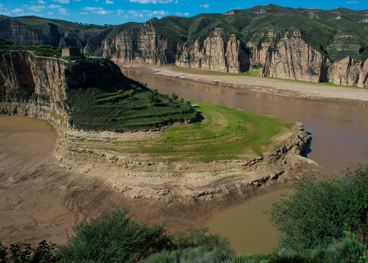 老牛湾位于晋陕大峡谷入口处这里是长城黄河唯一并行的地段内蒙古一侧