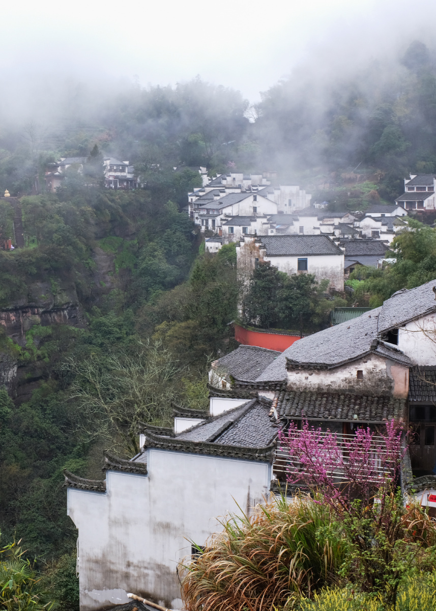 安徽省休宁县齐云山月华天街海拔585米因半悬峭壁之上而得名