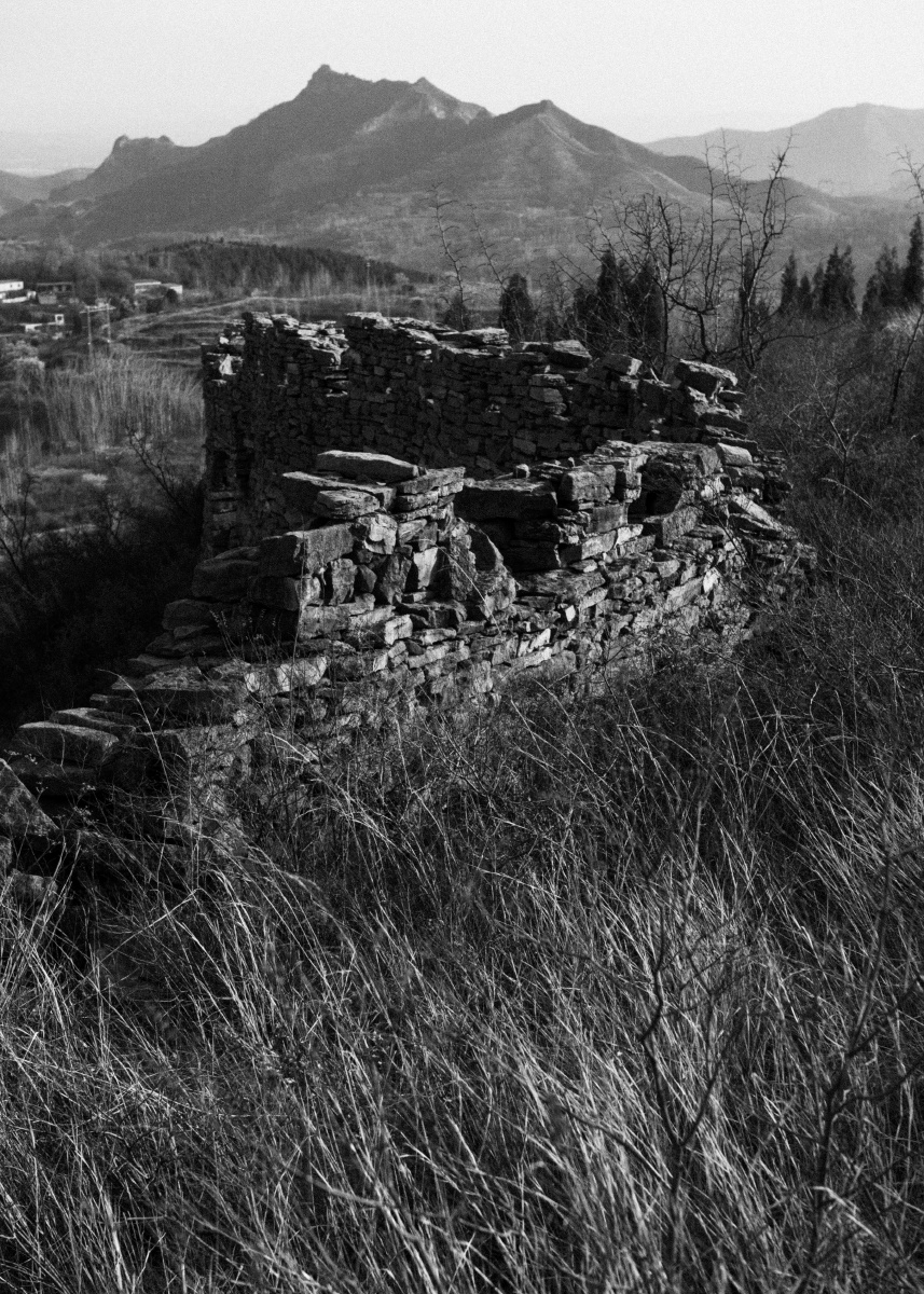 新密驴蹄坡上的古城寨如今所剩残垣断壁年代已无从考究但有记载的至少