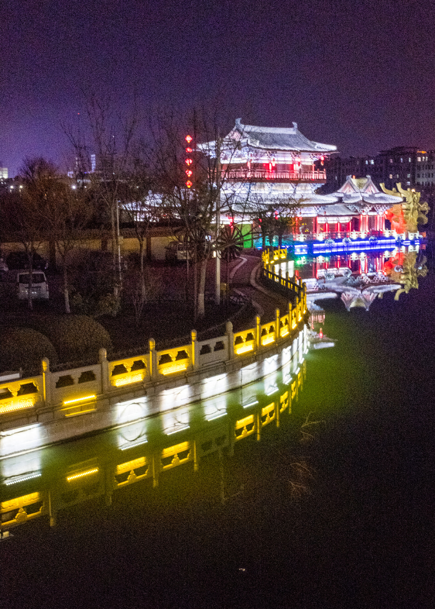 古城开封夜晚街头一隅