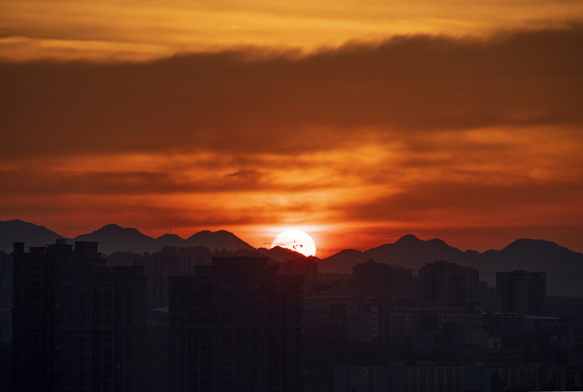 日出时分朝霞染红了天空