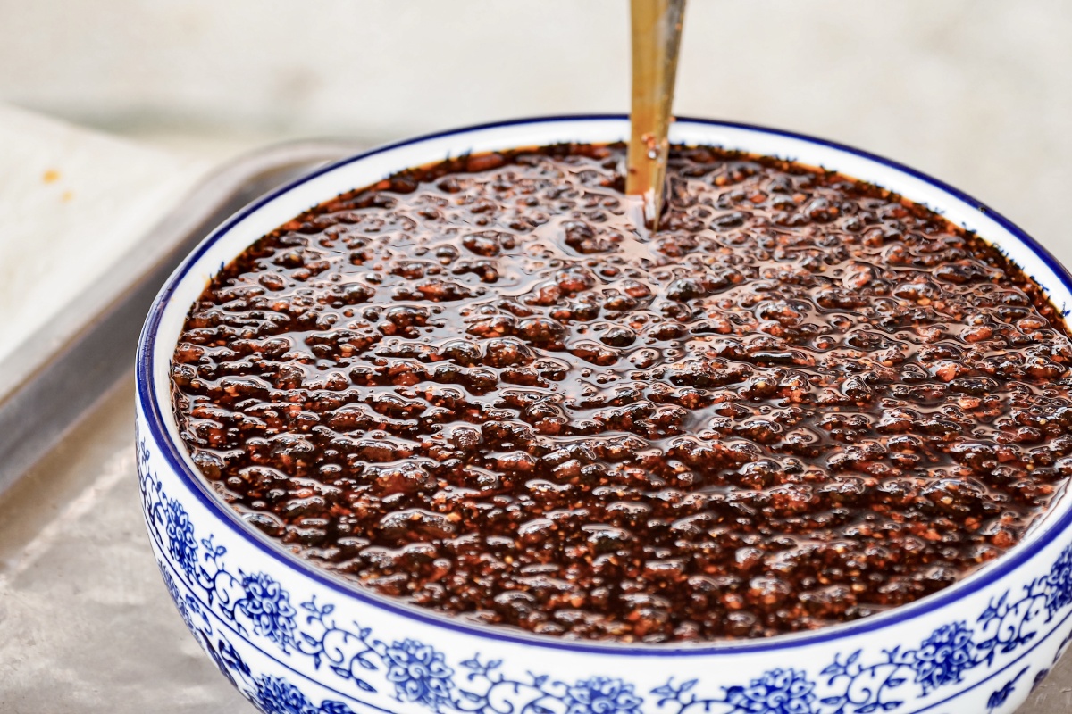 陕西特色油泼辣子一道菜在陕西宝鸡油泼辣子可以夹馍可以作为火锅油碗