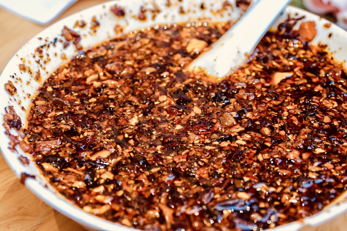 陕西特色油泼辣子一道菜在陕西宝鸡油泼辣子可以夹馍可以作为火锅油碗