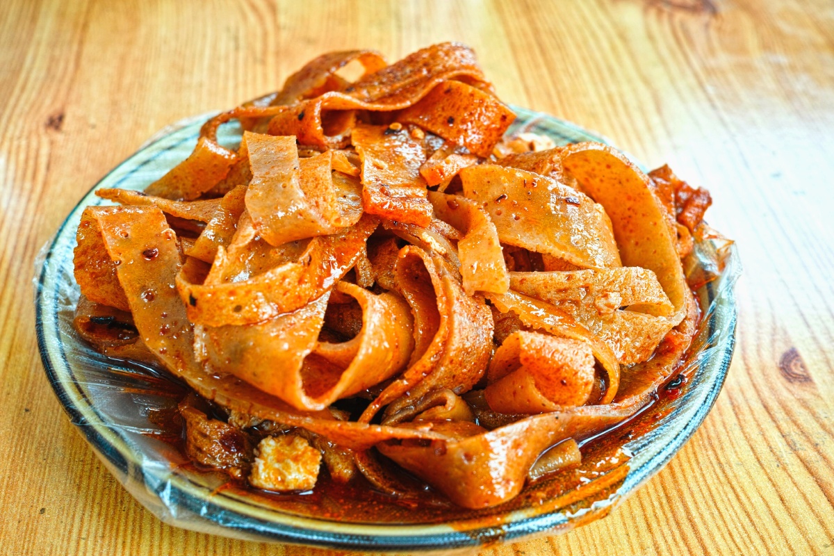 陕西宝鸡特色美食黑面皮黑面皮属于宝鸡烙面皮的一种特色在于在麦面中