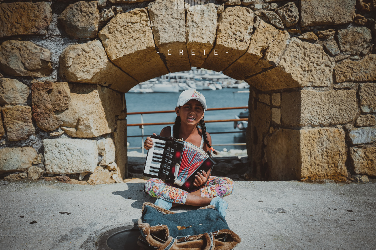 希腊旅游途中遇到的一个卖艺的小姑娘