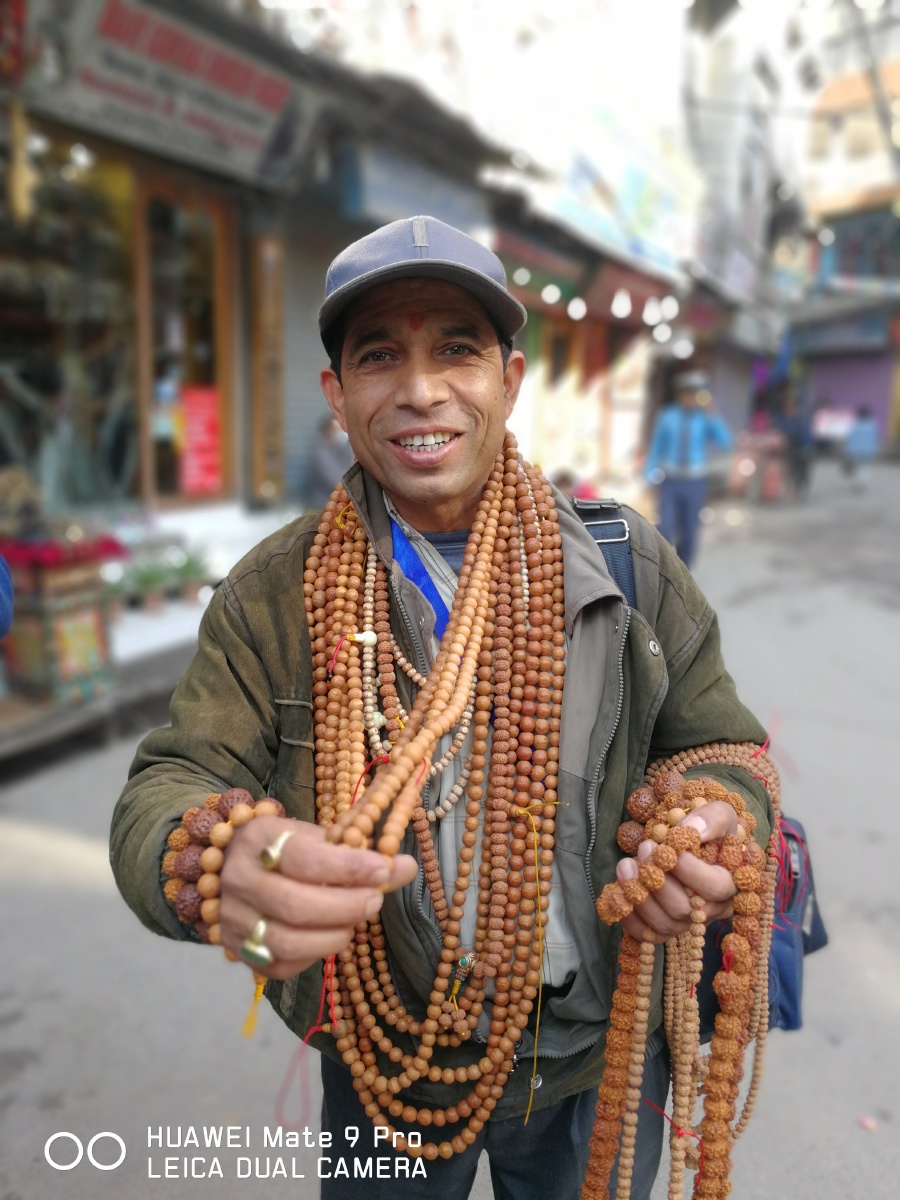 卖菩提子串饰的老哥,很热情的向我推荐