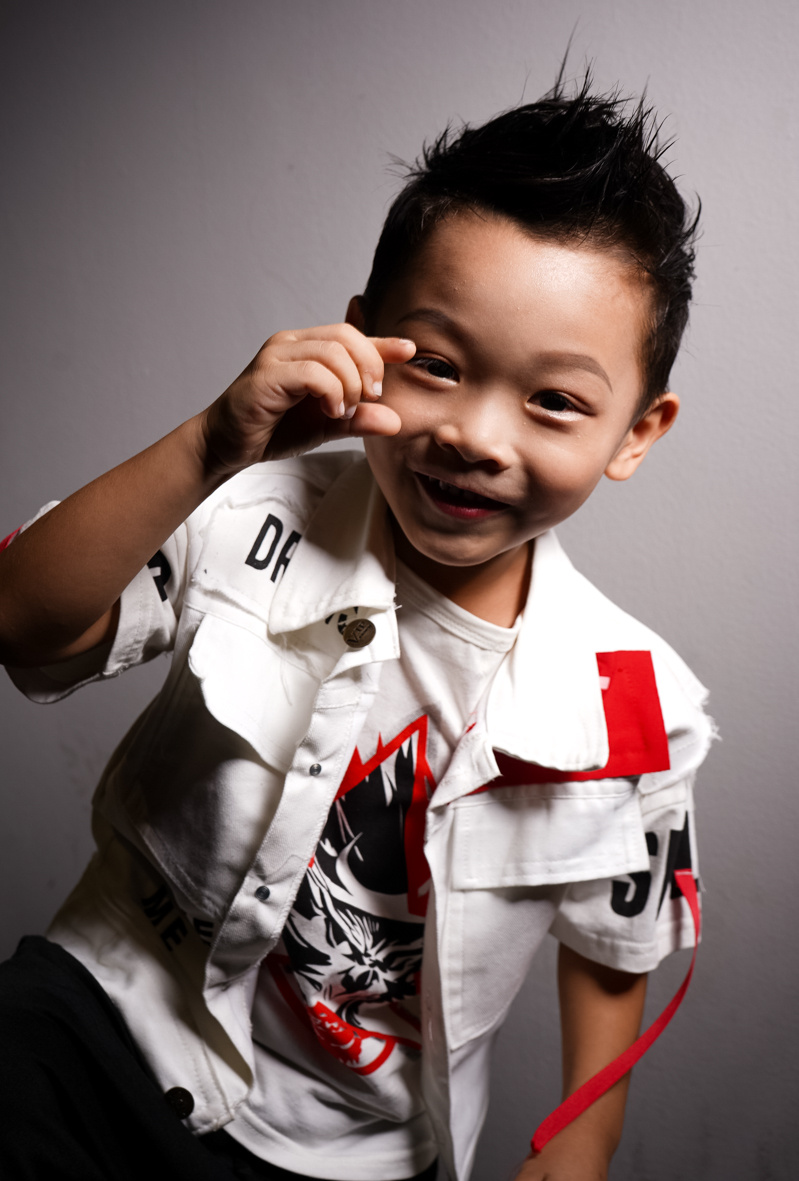 小孩子的情绪很难控制,活跃起来自己都无法控制 - alfred大嘴龙