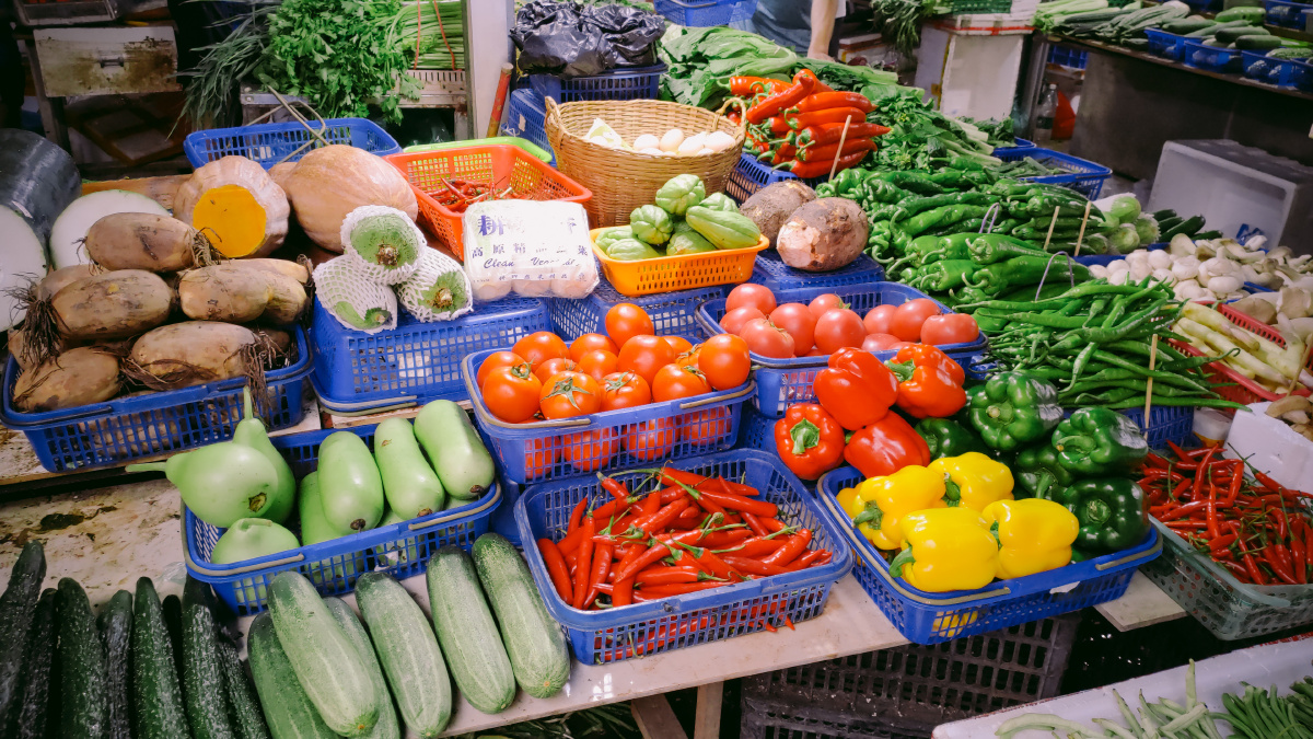 菜市场五颜六色的蔬菜让人胃口大开