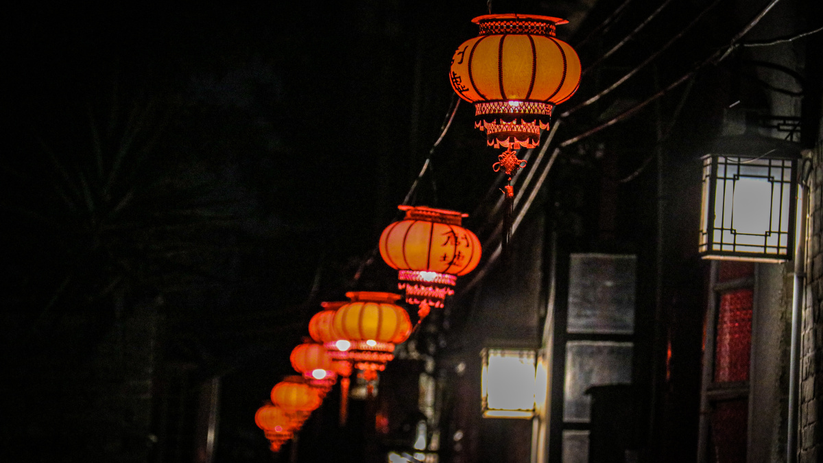 广州黄埔古港巷子里夜晚的大红灯笼