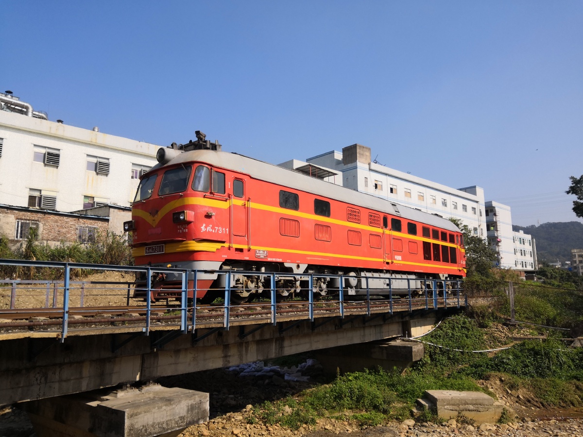 平盐铁路从平湖南返回盐田港的df4b,即将进入盐田坳隧道 - 平南的橘子