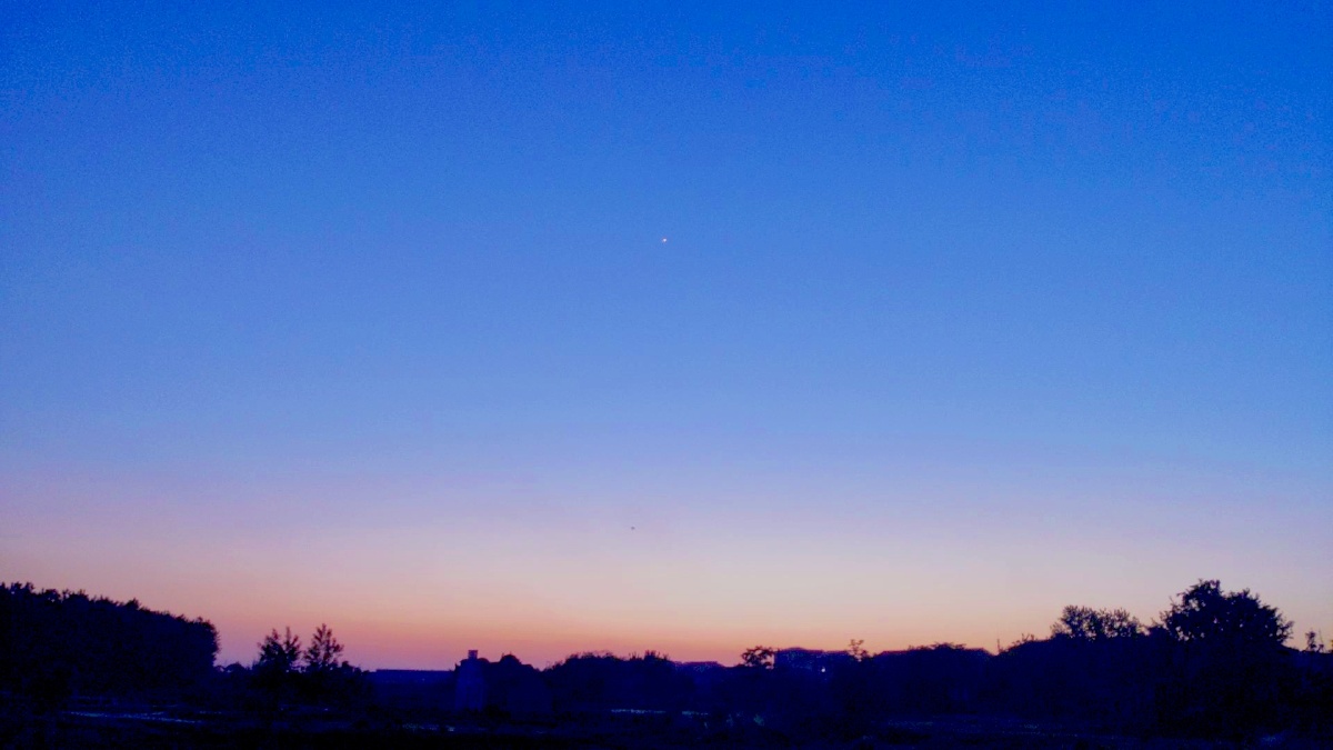 夕阳西下,天边景色映入眼帘