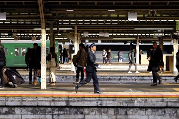 47318