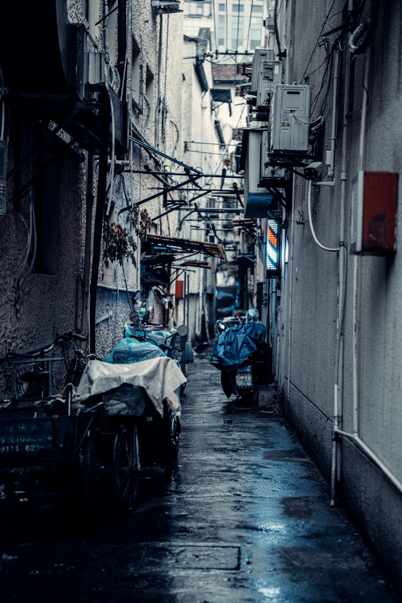 纪实上海雨天的弄堂春节前夕老巷深处的旧时光值得扛起相机去记录下雨