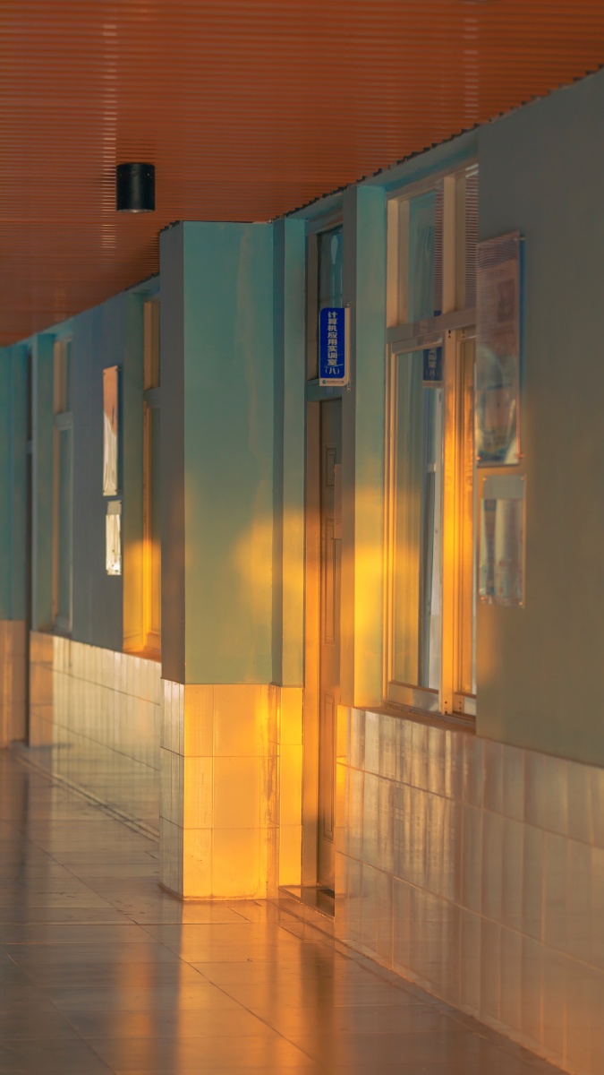 夕阳下的教学楼走廊