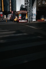 570075