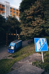 569930