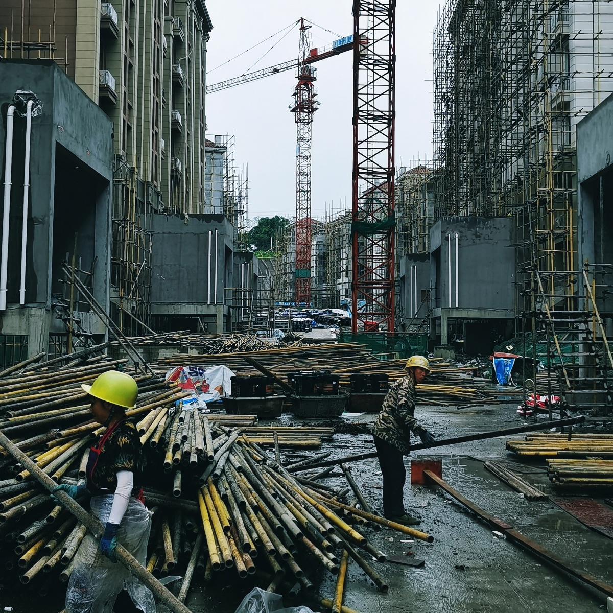 《工地外架拆除》男女搭配干活不累,钢管搬运