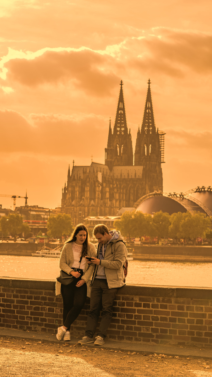 科隆教堂前的情侣