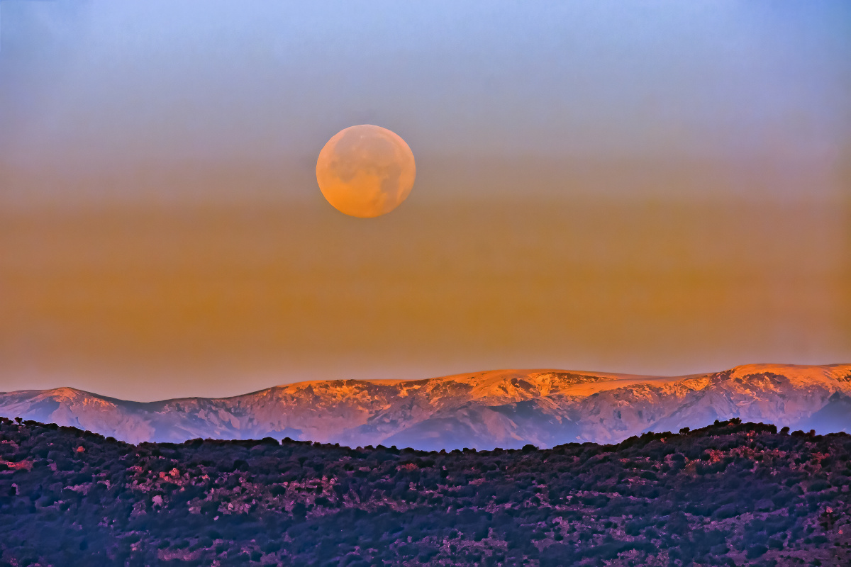 出日了轮到月亮要下山了