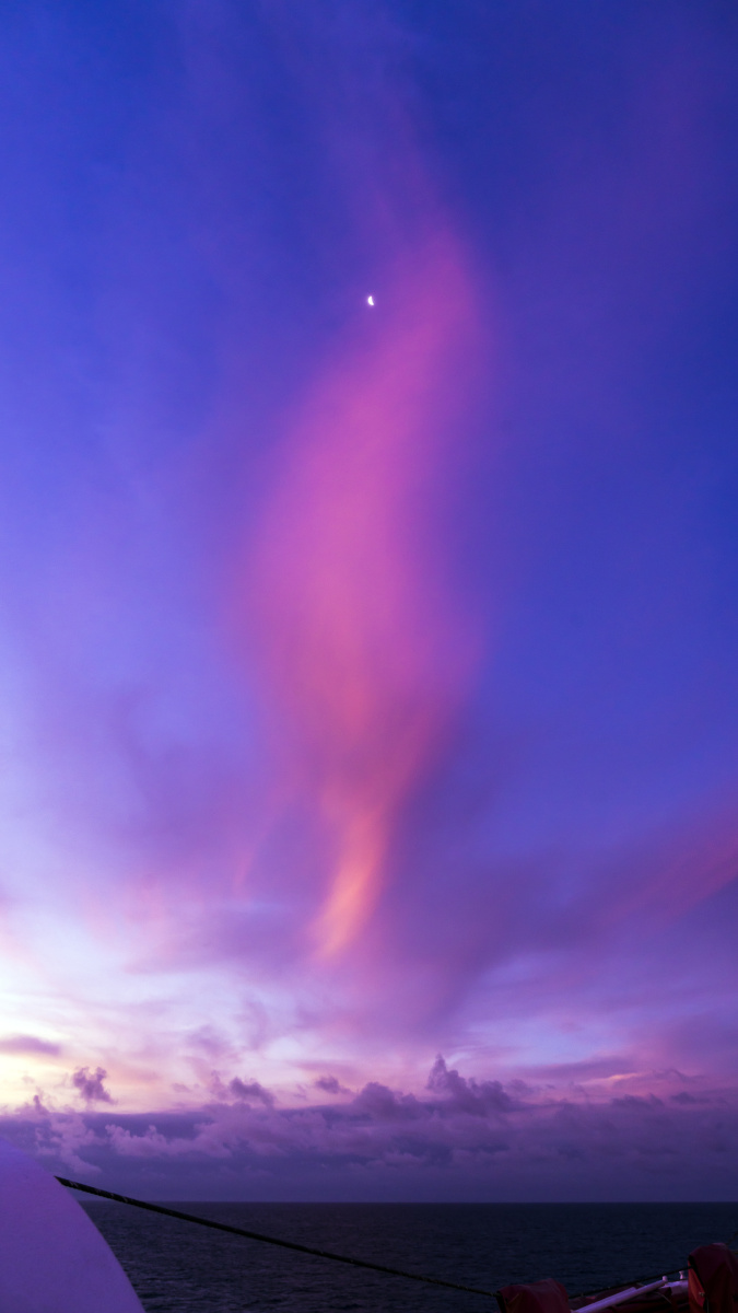 月亮与晚霞的约会