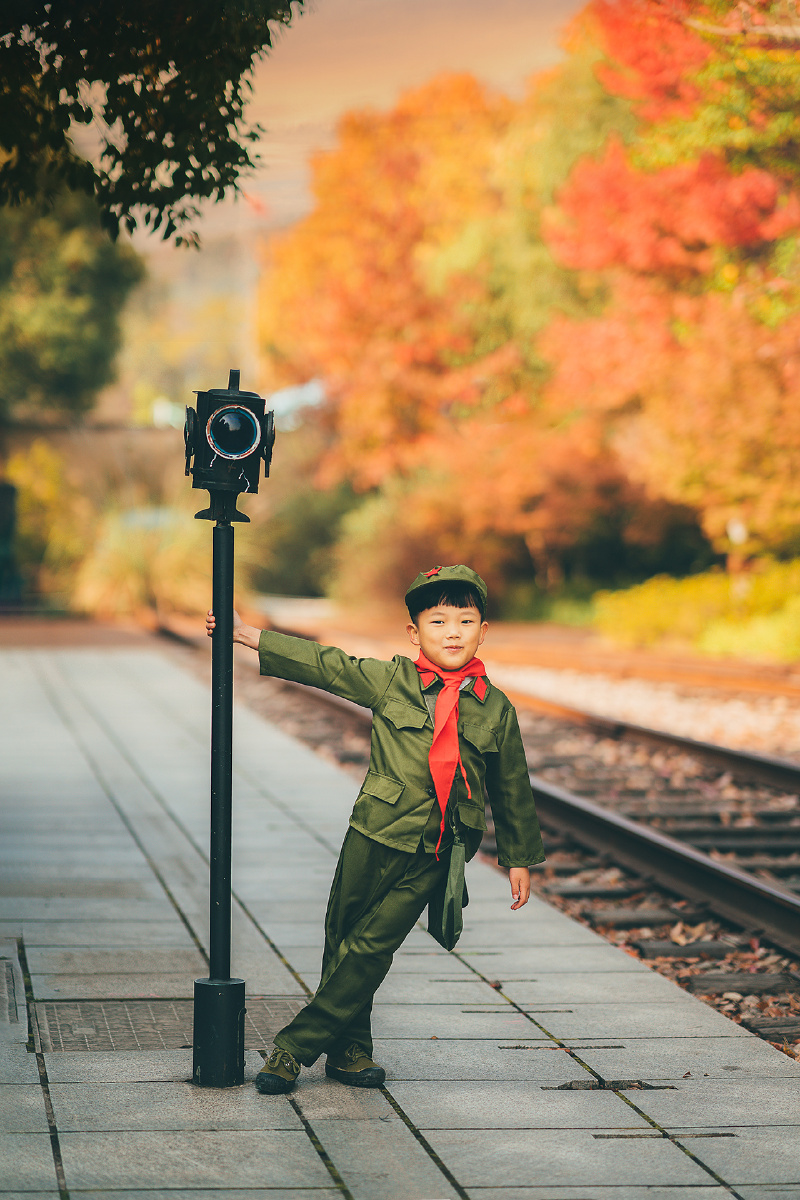 勇敢小兵兵一个小男孩的军装情节