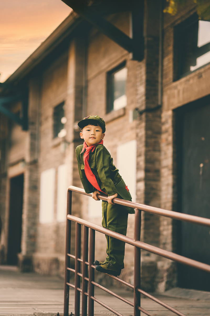 勇敢小兵兵一个小男孩的军装情节