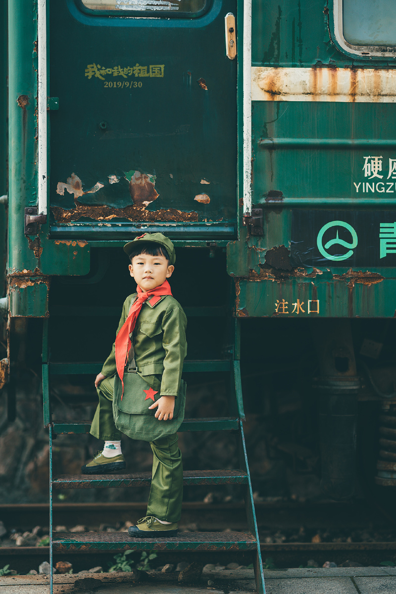 勇敢小兵兵一个小男孩的军装情节