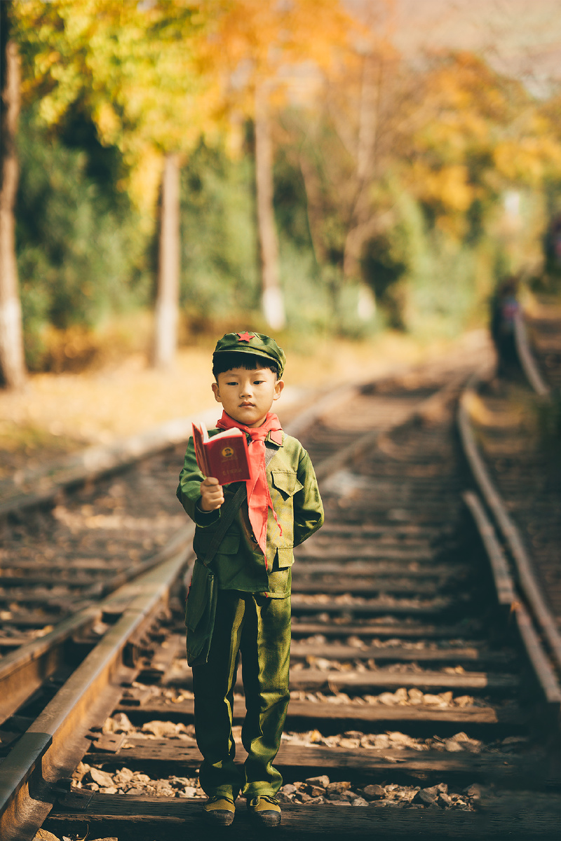 勇敢小兵兵一个小男孩的军装情节