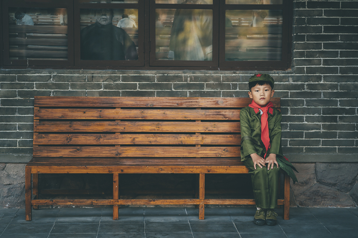 勇敢小兵兵一个小男孩的军装情节