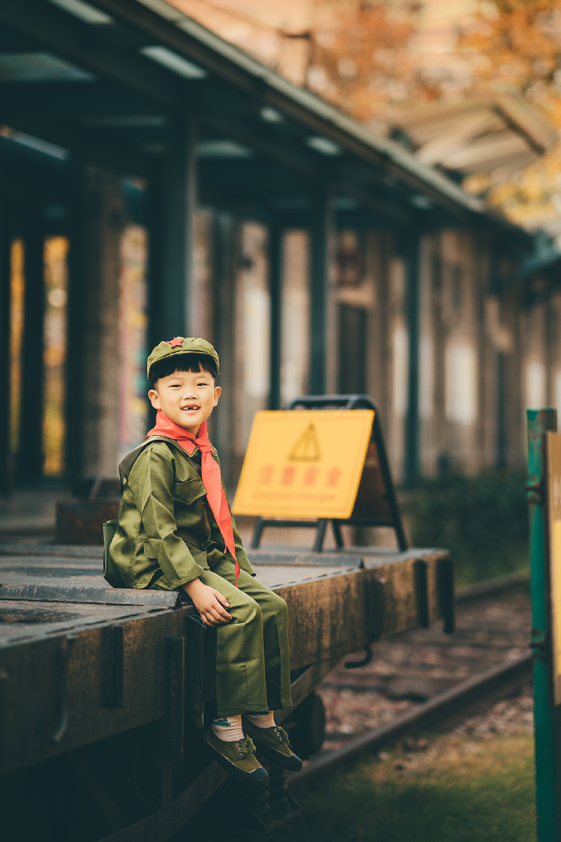 勇敢小兵兵一个小男孩的军装情节