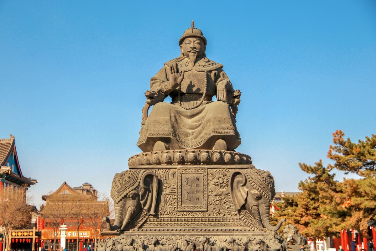 呼市之旅呼和浩特阿拉坦汗塑像