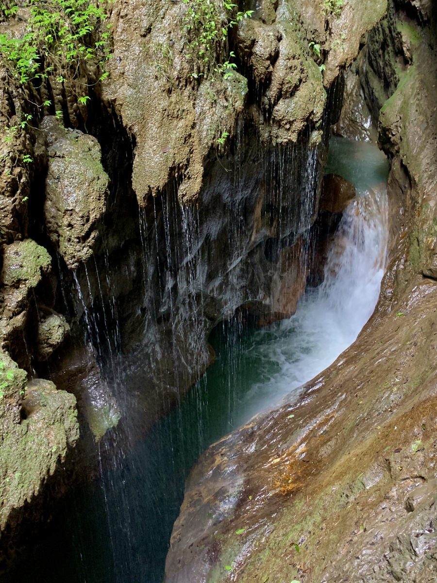 山城重庆武隆龙水峡地缝瀑布奇景