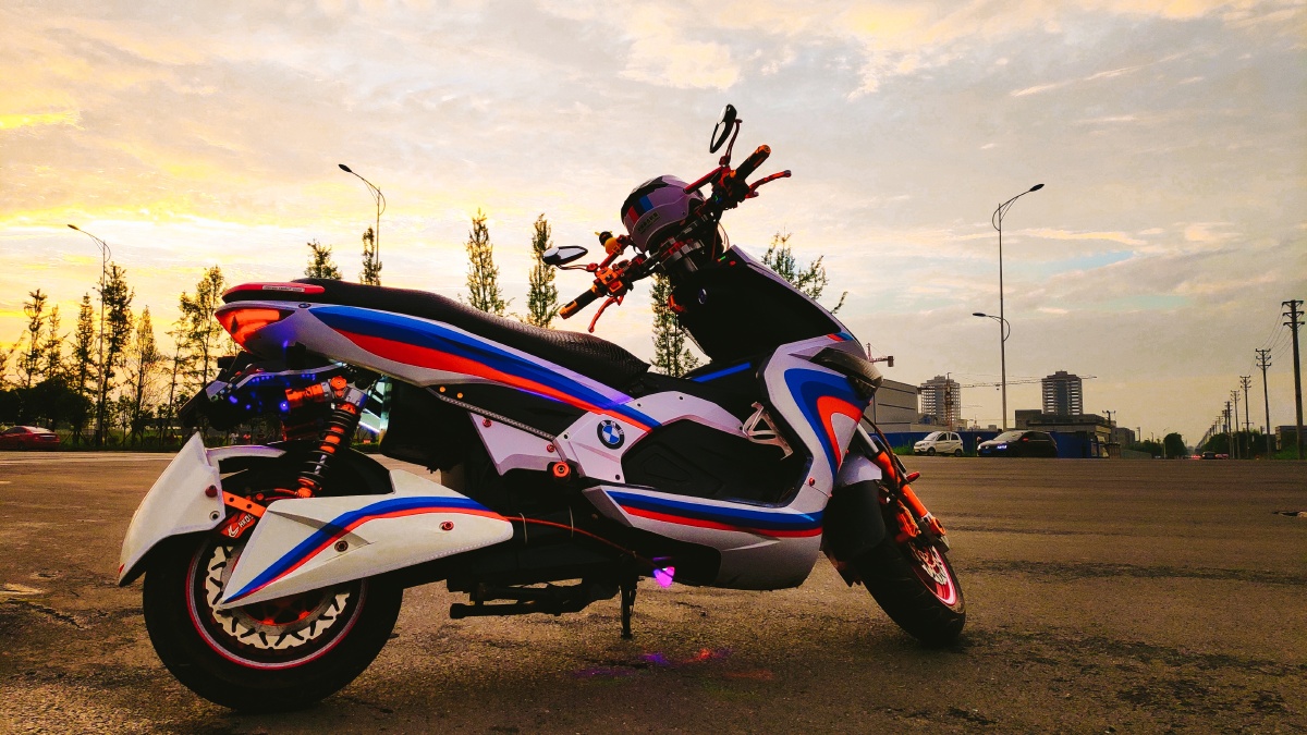 电摩街跑宝马款