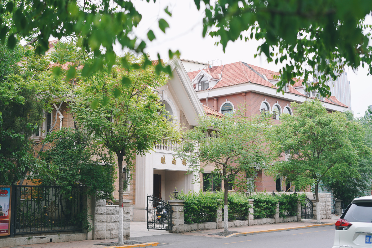 四月的天津五大道杨树槐花海棠绽放英租界的两千多座小洋楼