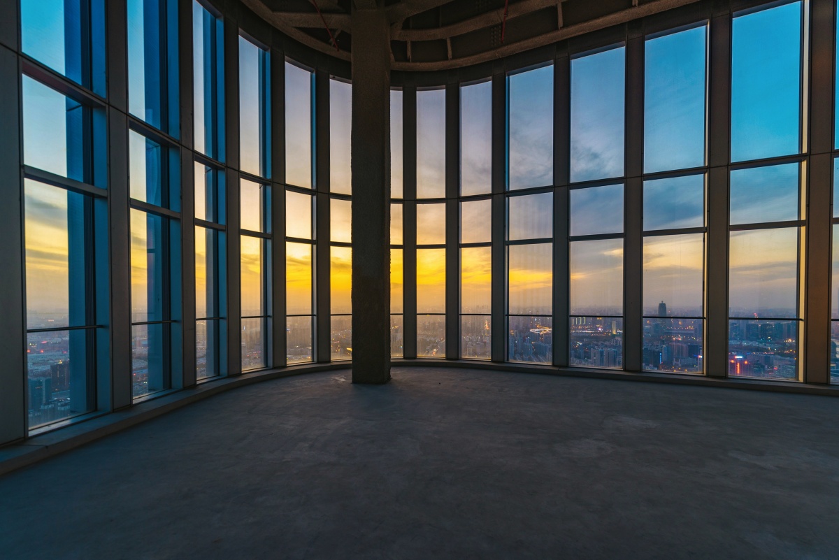摩天大楼顶层观景台落地窗