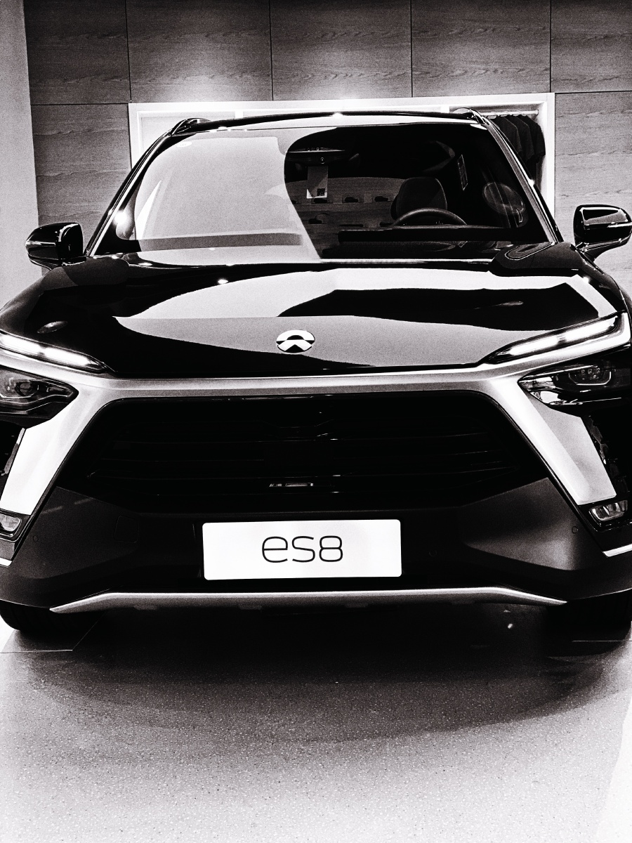 为蔚来es8轿车照像