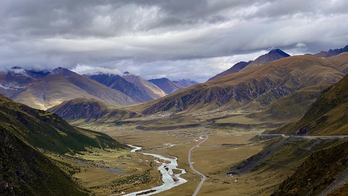 国道317巴青县的一处山谷很美