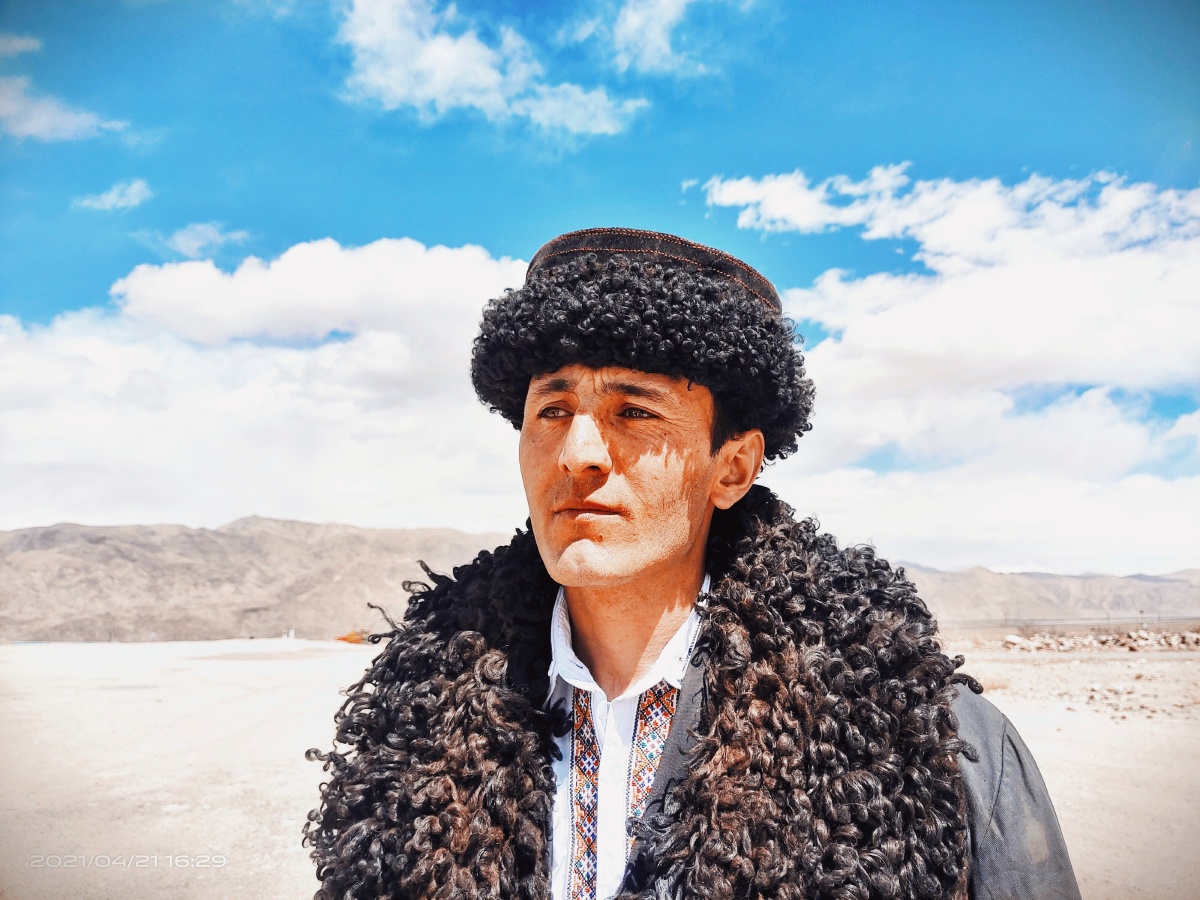 塔吉克族属于欧罗巴人种印度地中海类型民族语言为塔吉克语包括色勒