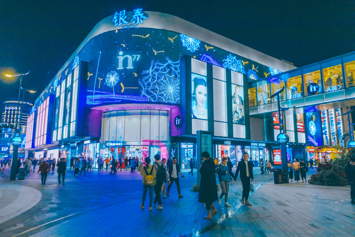 好久没去夜晚的龙翔桥了,作为杭州绝对的闹市中心,再加上旁边的西湖