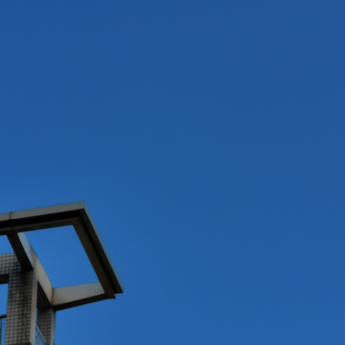 天空是蔚蓝色窗外有千纸鹤