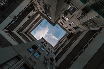 423983