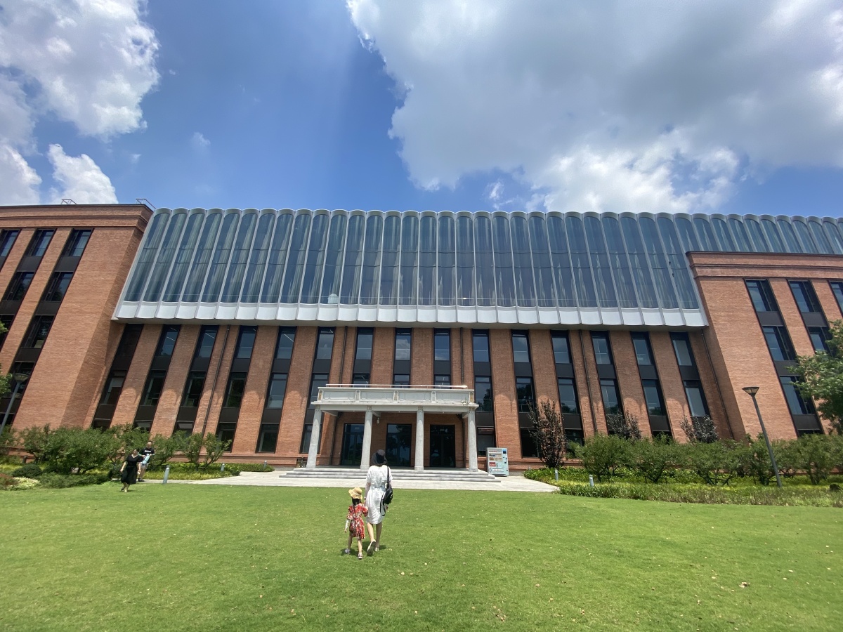 宁波东钱湖院士之家宁波院士中心公园的东西主楼保留了传承文化魅力的