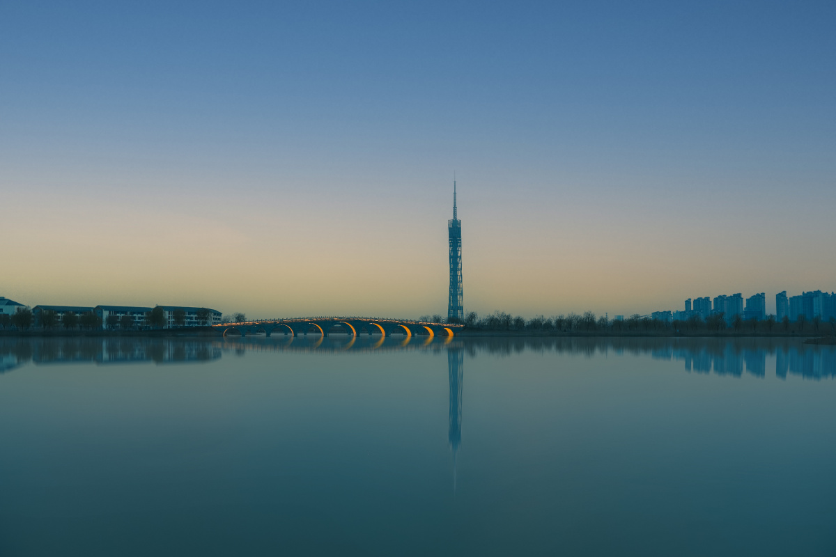 在淮安山阳湖公园看淮安电视塔