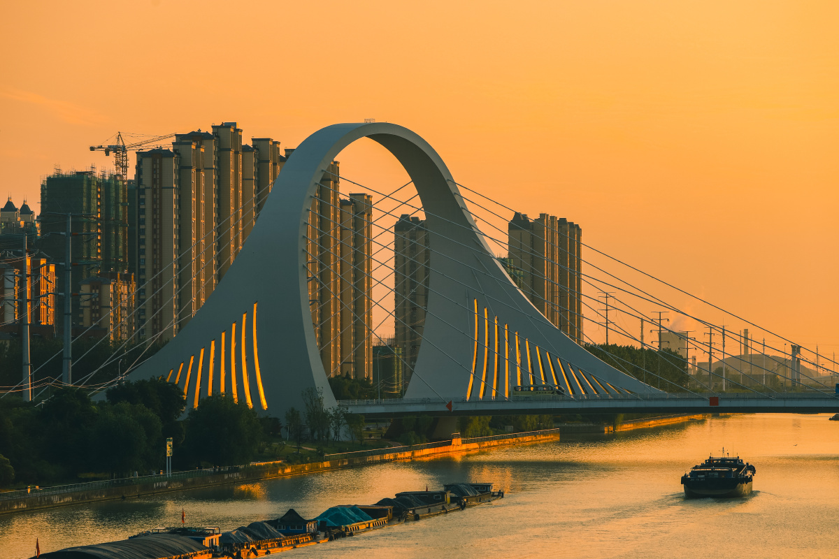 落日下京杭大运河上的淮安运河大桥