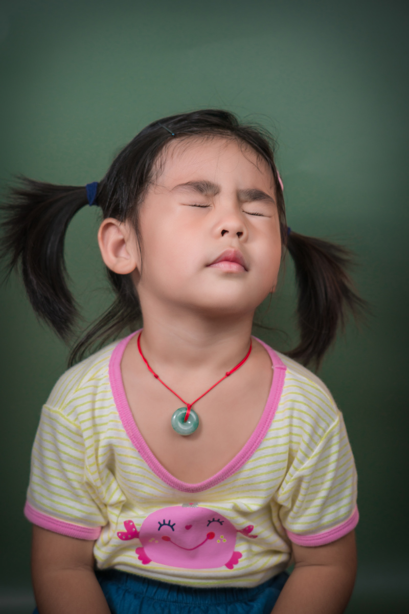 想给小丫头拍个大头照,但是小家伙就是各种不配合,古灵精的表情也挺有