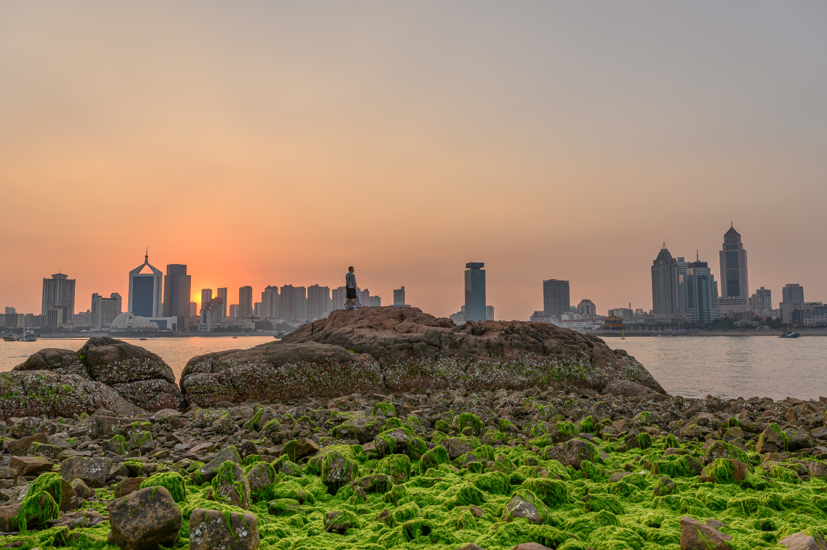 青岛小青岛公园日落与浒苔小青岛公园的日落很美,城市的天际线掩映在