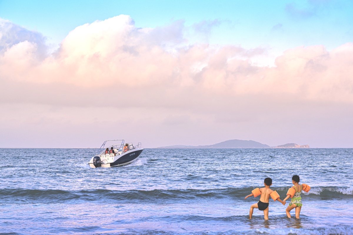 弄浪拍于青岛仰口海水浴场
