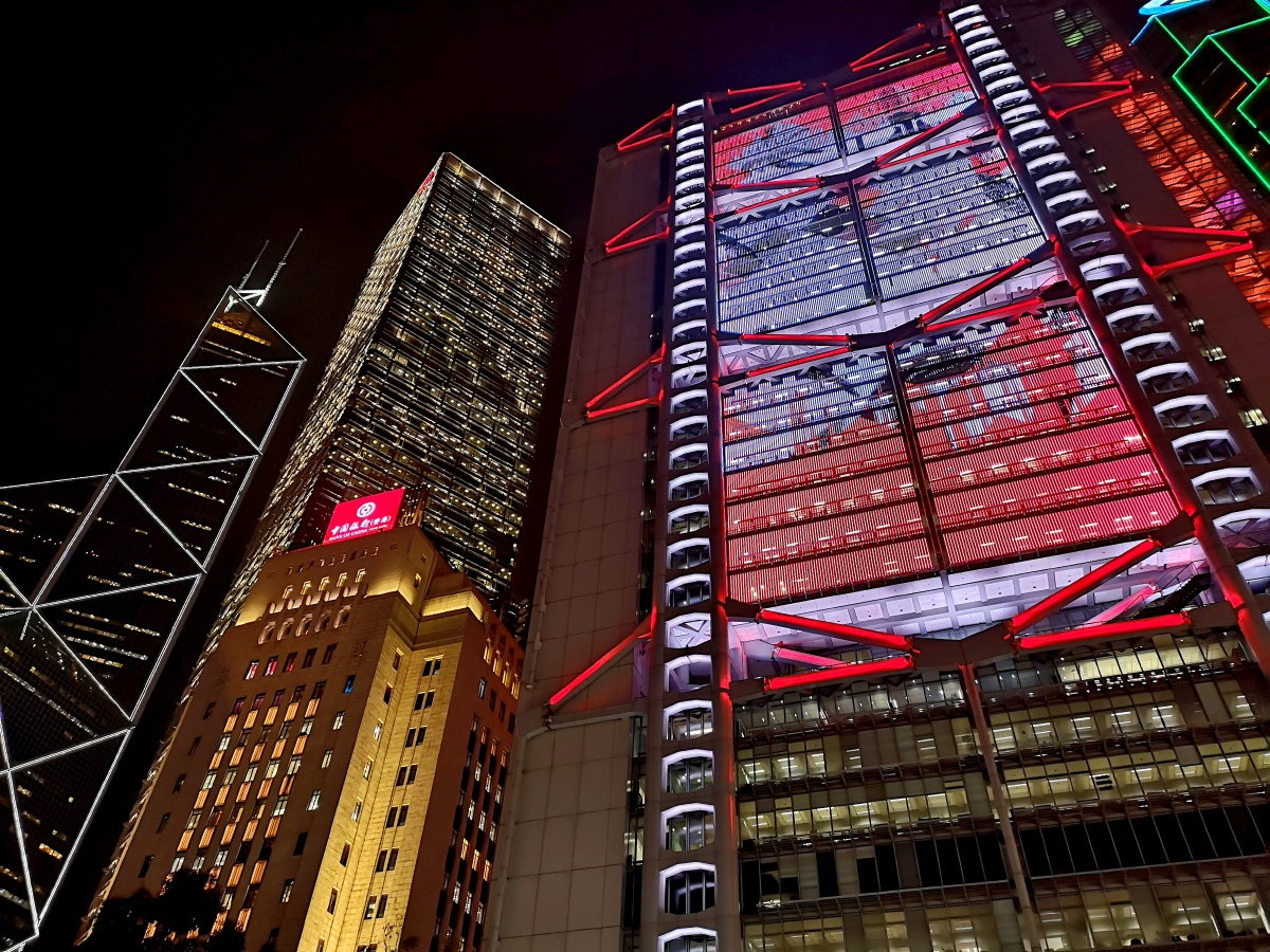 香港中环汇丰银行楼下仰拍最左边是中银大厦中间是长实总部