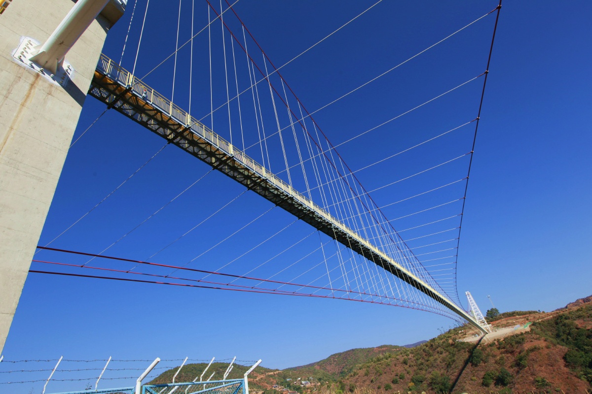 乡村随拍偶见输攀枝花天然气管道桥